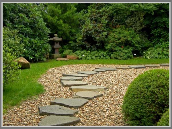 Stepping Stone Lengkapi Keindahan Taman Rumah